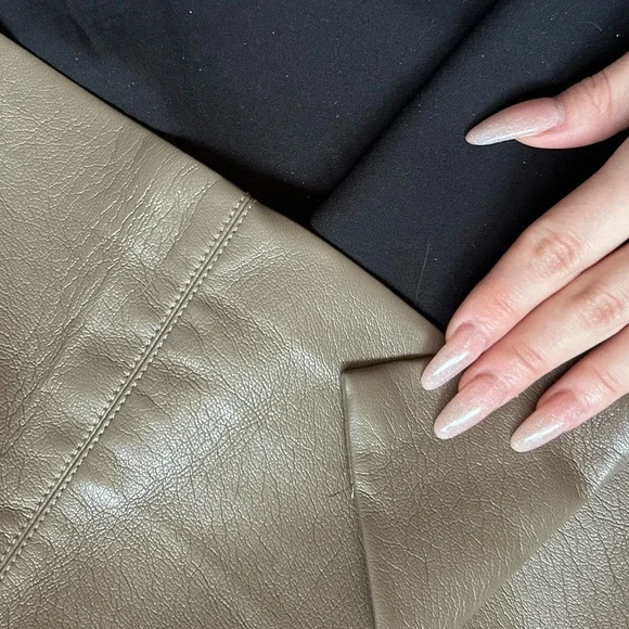 WILFRED ARITZIA Vegan Faux Leather Patio Mini Skirt 
Light brown - Picture 3 of 13